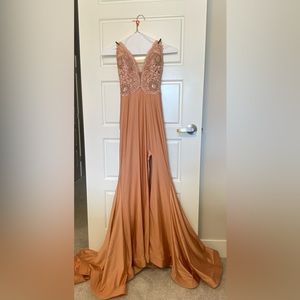 Size 4. Color is darker nude.